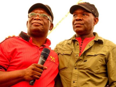 Cosmas Musumali (Izq) junto a Fred M'membe en un acto del Partido Socialista de Zambia.